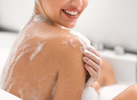 vücudunu yıkayan bayan palmolive sabunu uyguluyor