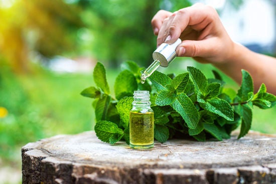 seçici odaklanma ile nane esansiyel yağı şişesi