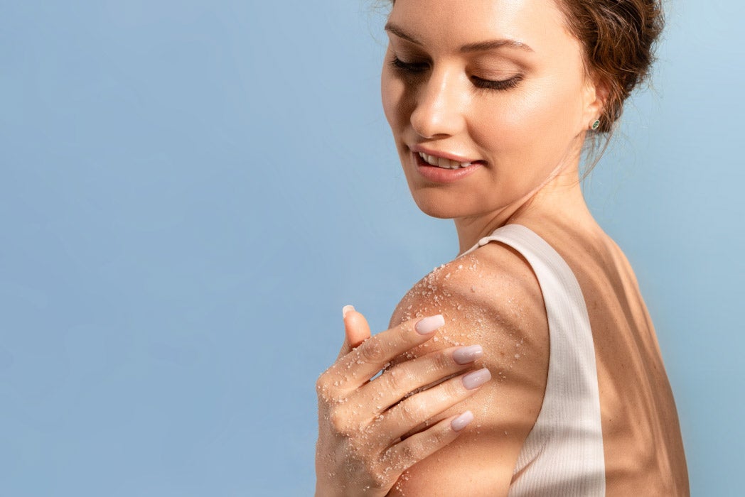 elini omzuna koyan kız