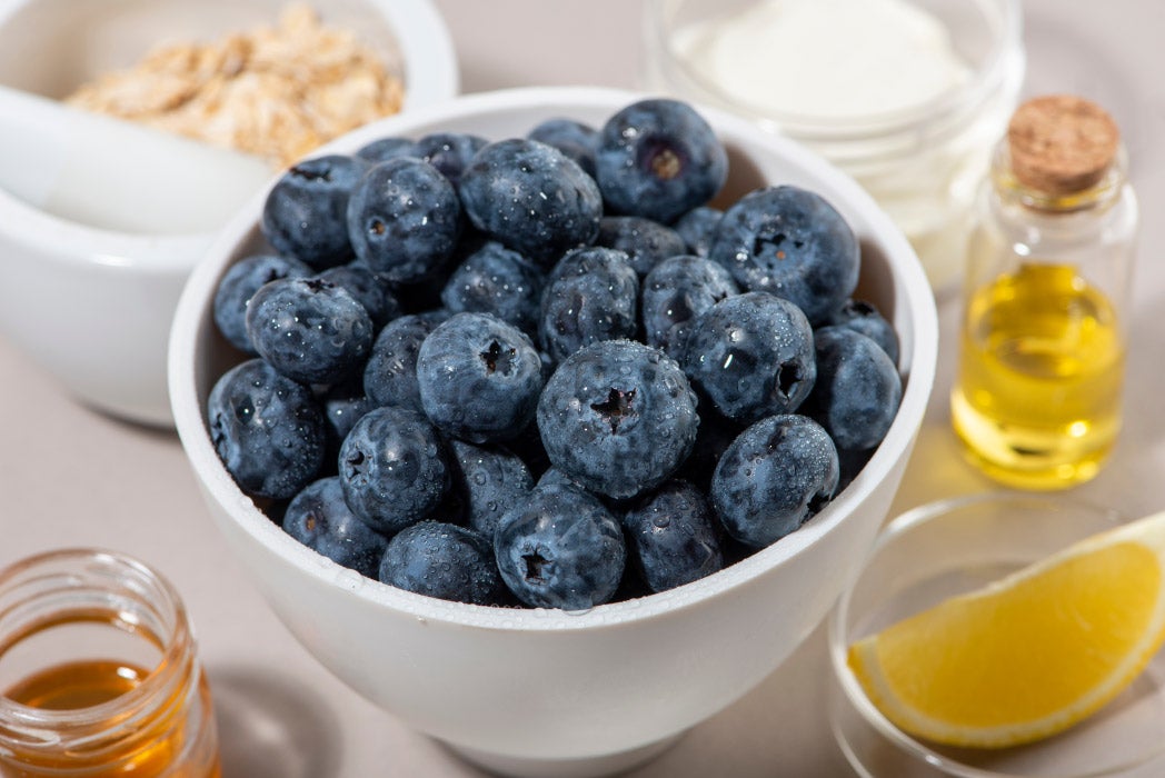 bir kasede yaban mersinleri