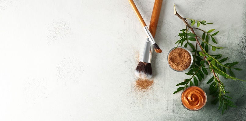 kase üzerinde kozmetik kil tozu fırçaları