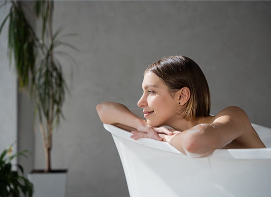 mutlu hayalperest kız küvette oturuyor