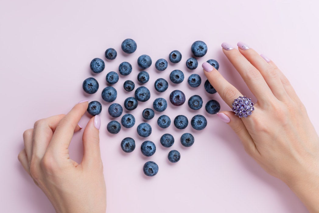 kalp şeklinde yerleştirilmiş yaban mersinleri