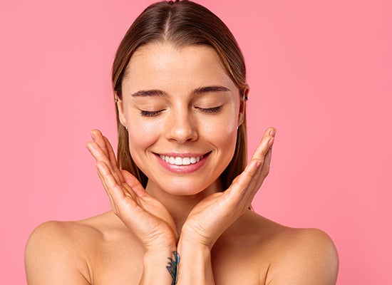 Dövmeli neşeli genç kadın