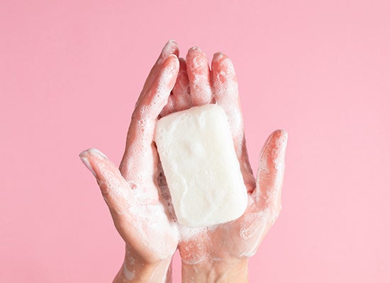 Elleri katı sabunla yıkamak