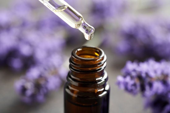 kahverengiye lavanta esansiyel yağı damlatmak