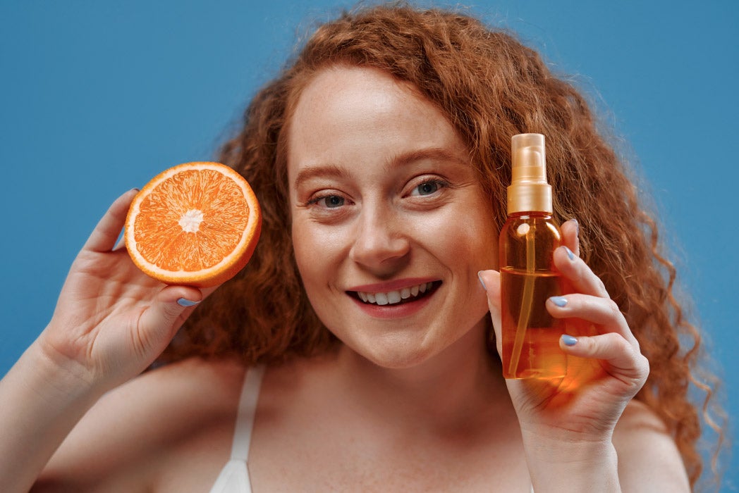 portakal aromasını gösteren kız