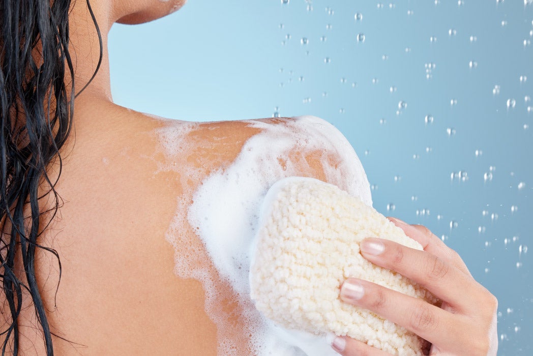 duşta sırtında sabun ve sünger olan kız