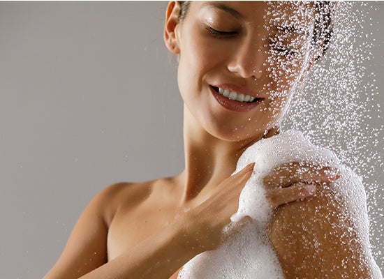 duşta gülümseyen genç kadın