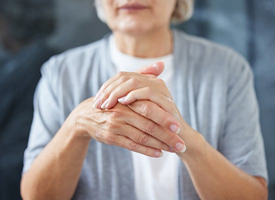 Kadın ellerini tutuyor