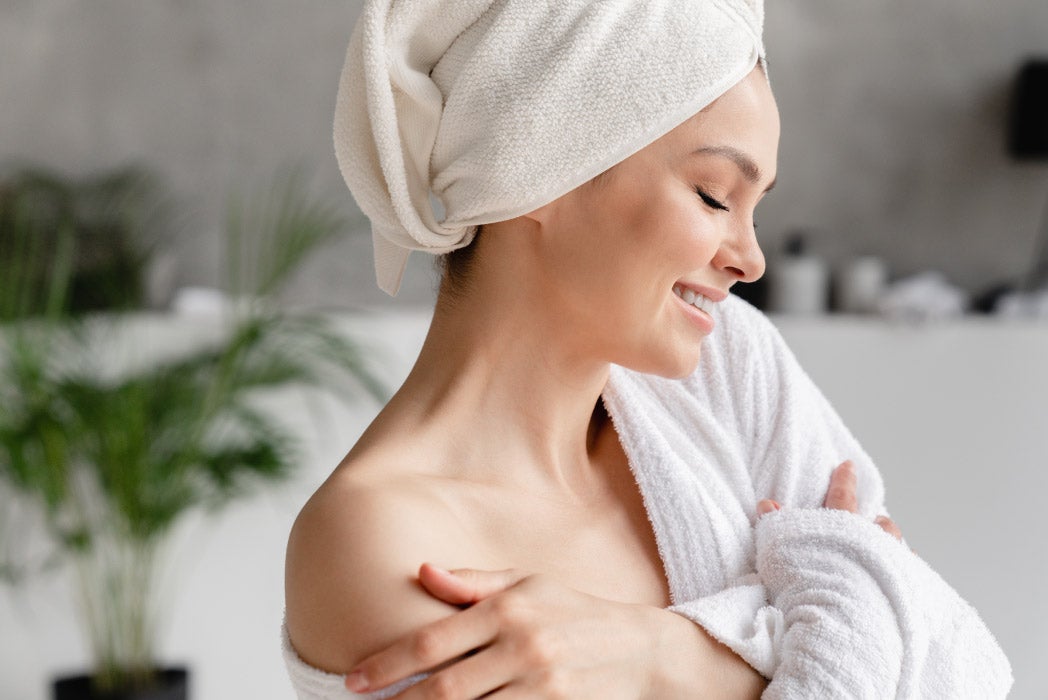 elini omzuna koymuş havlulu kız