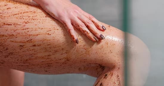 Genç kadın bacağına ovma masajı yapıyor