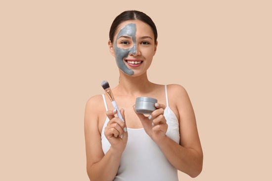 genç kadın kil maskesiyle