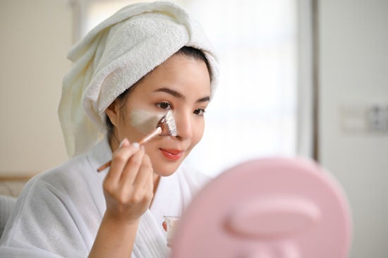 çekici, alımlı genç Asyalı kadın bornoz