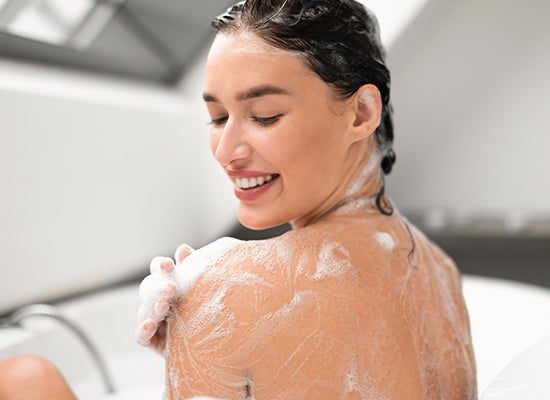 Palmolif duş jeli ile kadın yıkama vücut