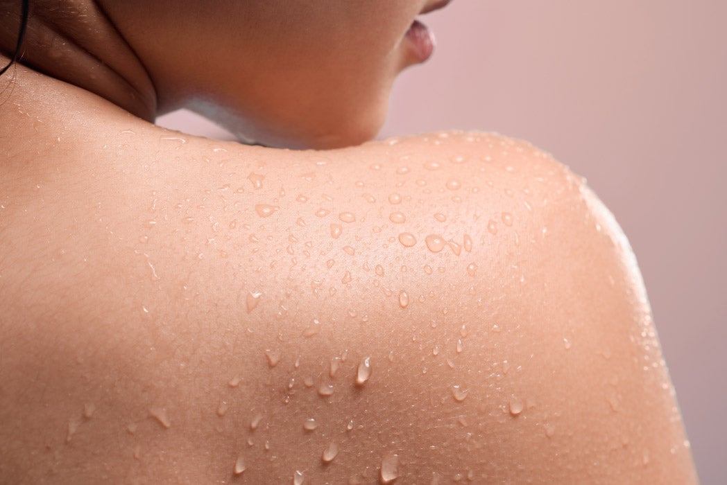 mor bir arka planda kızın ıslak omzu