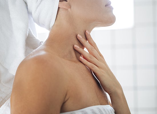 duşta boynuna dokunan kadın