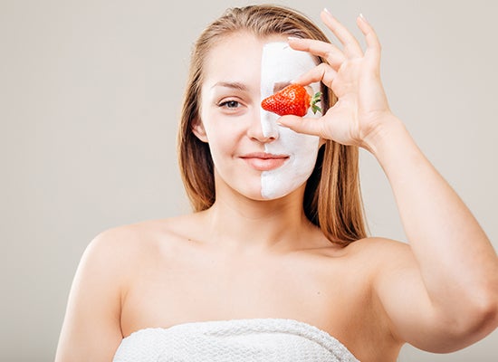 yüz maskesi kullanan genç kadın çilek