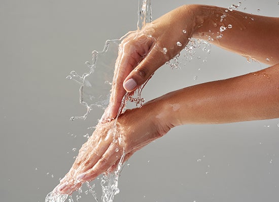 Kadın ellerini suyla yıkıyor