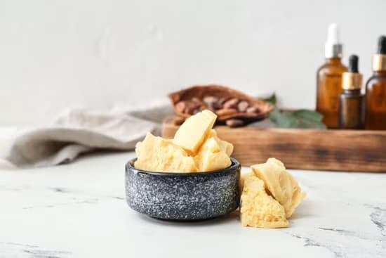 üzerinde kakao yağı kozmetik ürünleri kasesi