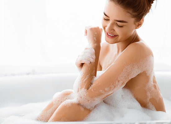 Kadın tüpte sabun ve suyla duş alıyor