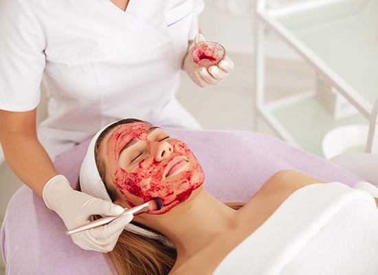 çilek maskesi takan kadın