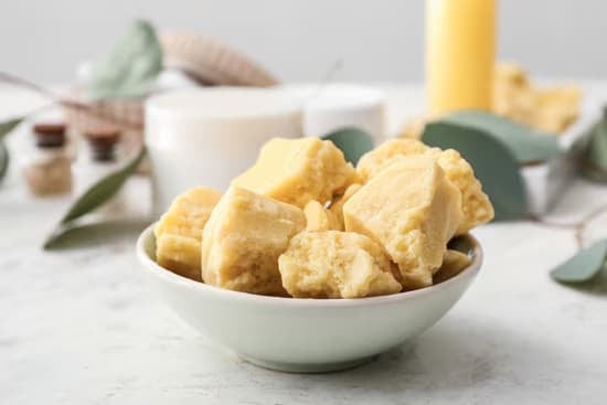 açık arka planda kakao yağı kasesi