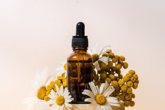 çevrelenmiş küçük şişede homeopatik ilaç