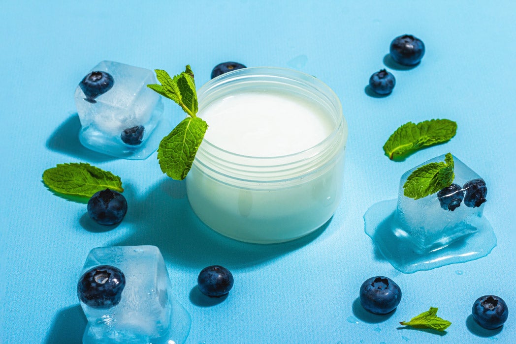 yanında bir koku kavanozu olan ahşap yüzeyde yaban mersinleri