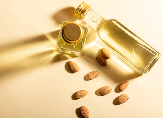 yakın çekim badem yağı cam şişe