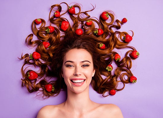 çilekli kadının yakın portresi