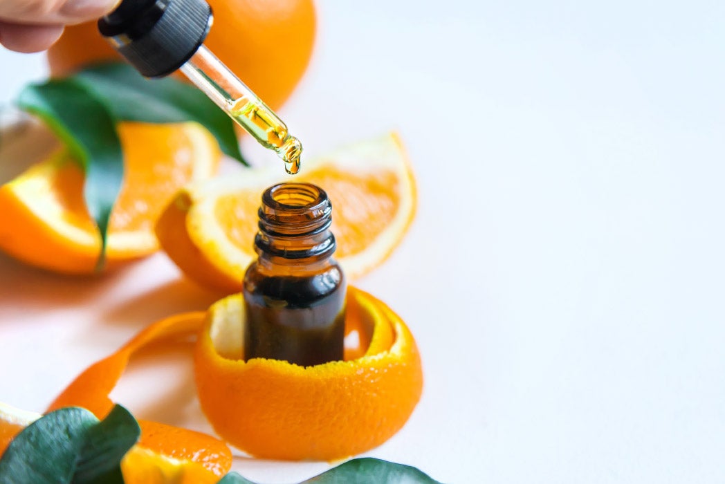 portakal aromasını gösteren kız