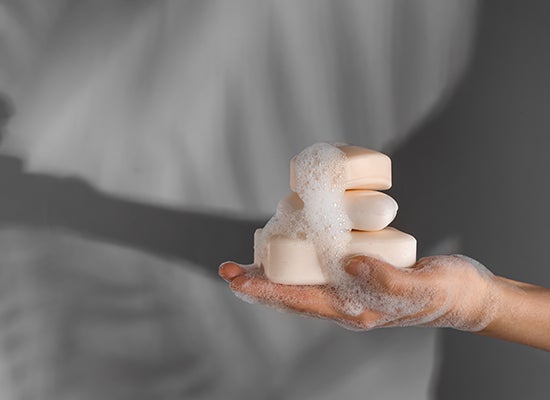Elinde kalıp sabun hapı tutan kişi