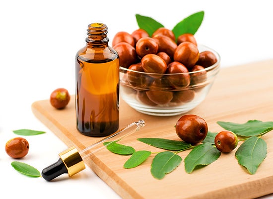 ahşap üzerine jojoba yağı şişesi damlalığı